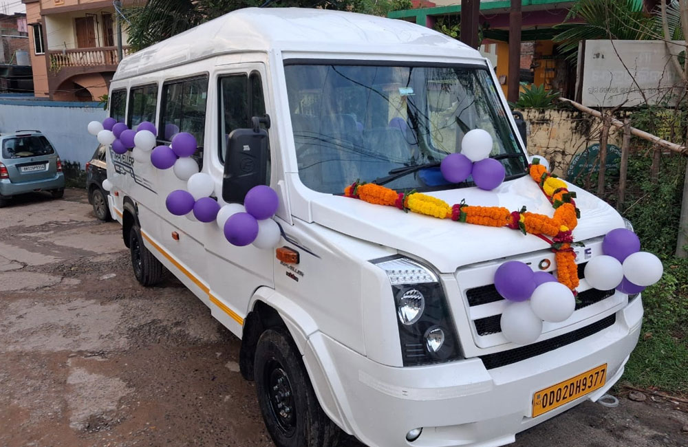 13-seater-tempo-traveller-in-odisha